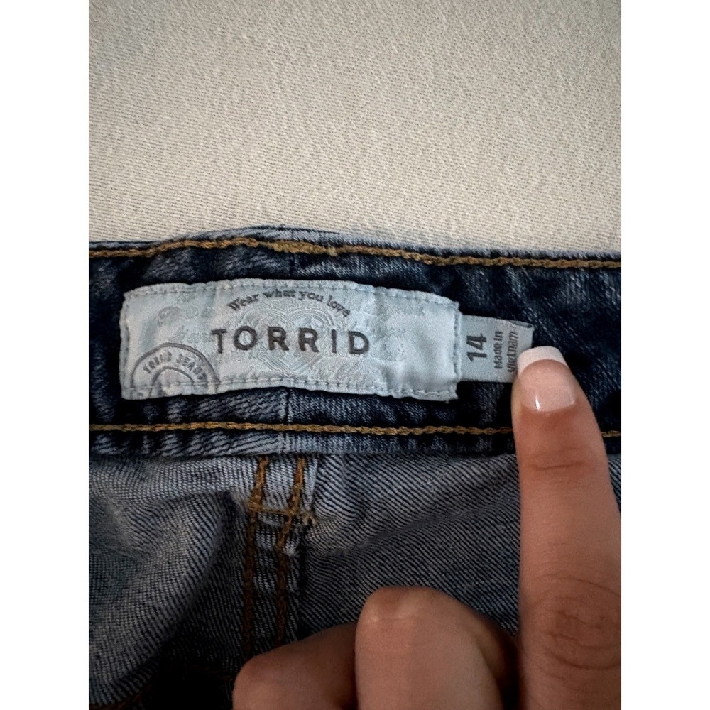 Torrid Womens Size 14 Medium Wash Frayed Raw Hem Denim Jean Shorts Stretch - Picture 3 of 4